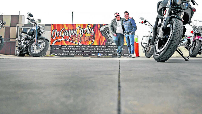 Álvaro Mier-Terán (d) y Alberto López Gallego posan junto a una serie de Harleys en 'Degagocycles custom-house', uno de los muchos patrocinadores del concierto, días atrás.