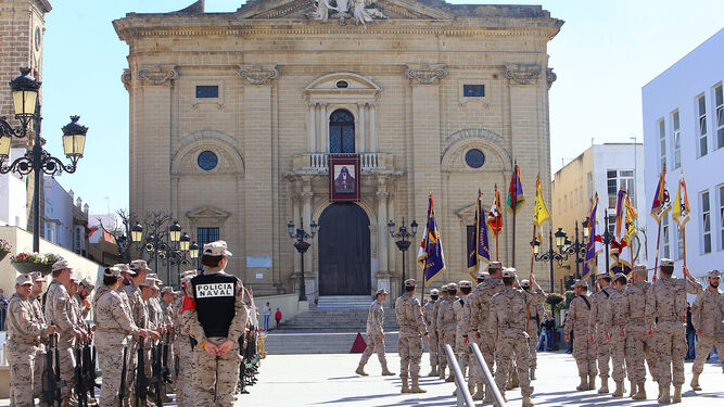 Militares del Tercio de la Armada, ayer frente a la Iglesia Mayor tras recorrer varias calles del centro.