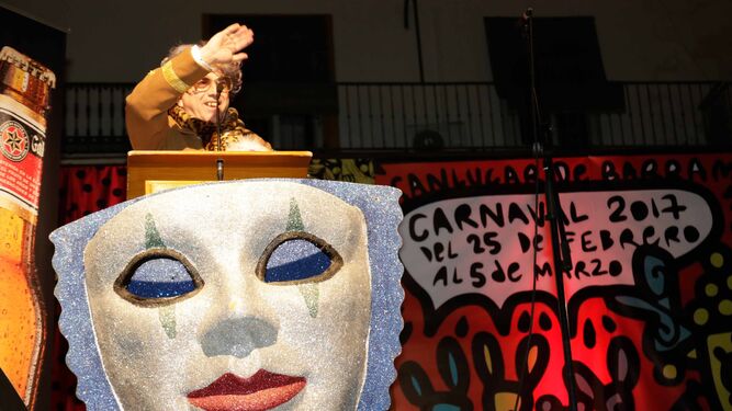 El chirigotero gaditano 'El Selu' pregonó el Carnaval de Sanlúcar el jueves por la noche en la Plaza del Cabildo.