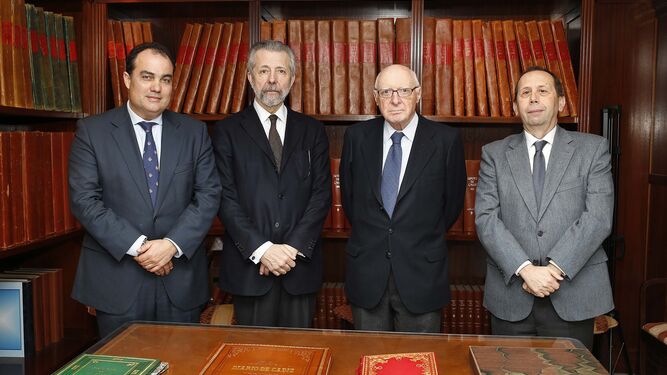 De izquierda a derecha, los miembros del jurado, David Fernández, Hernán Cortés, José Pedro Pérez-Llorca y José Antonio Carrizosa, en la Hemeroteca de Diario de Cádiz.
