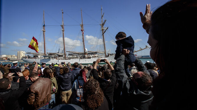 Público despidiendo al Juan Sebastián Elcano, en una imagen de archivo.