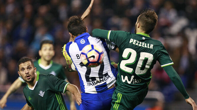 El bético Pezzella golpea al costarricense Borges en la jugada del penalti que supuso el 1-1 final.