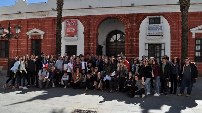 Foto de familia con los participantes del programa Erasmus + a las puertas de la Escuela San José.