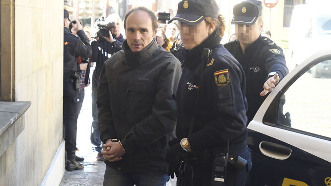 El acusado, Miguel Angel Muñoz Blas, a su llegada ayer esposado a la Audiencia Provincial de León.