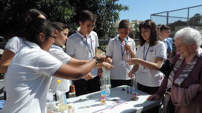 Un grupo de alumnos realiza un experimento en el parque de Varela.