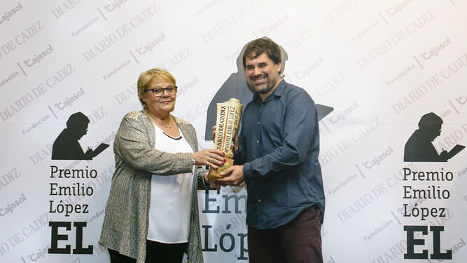 Ascensión Vázquez, viuda de Emilio López, entrega el premio a Tino Tovar, autor de 'El ángel de Cádiz'.