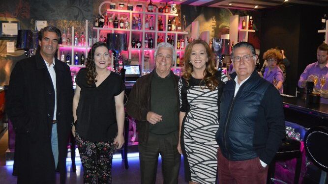 Miguel Ángel Medina, Nuria Sánchez, Antonio Sanz, Nuria Sánchez y Juan Manuel Moreno, en el Disco-Pub Verstile.