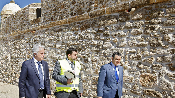 El delegado del Gobierno en Andalucía, Antonio Sanz, visita las obras de emergencia de Costas en el baluarte del Orejón y el paseo Fernando Quiñones.