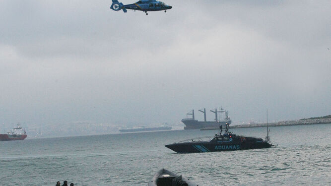 Una embarcación de Vigilancia Aduanera junto a un helicóptero de la Agencia Tributaria, en una operación contra el narcotráfico en La Línea.