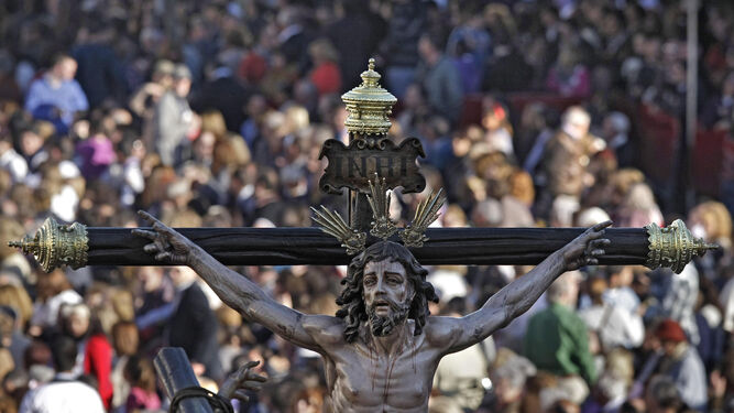 El magnífico crucificado de Ortega Bru procesiona en una madrugada de un Viernes Santo.