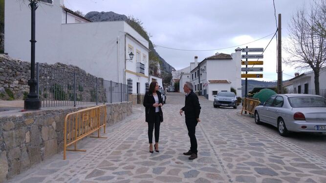 La diputada Ana Carrera y el alcalde Alfonso Moscoso supervisan la obra.