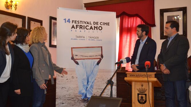 La presentación del cartel del Festival de Cine Africano de Tarifa con la directora Mane Cisneros a un lado y el alcalde tarifeño, Francisco Ruiz, al otro.