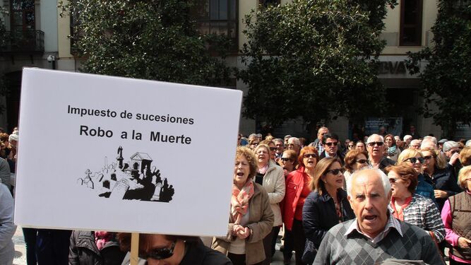 Un grupo de personas protesta contra el impuesto de Sucesiones en Granada.