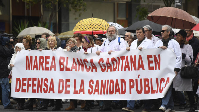 Antonio Vergara en la manifestación convocada por la Marea Blanca en febrero.