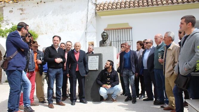 El cantaor Rufino de Paterna posa junto al busto que su municipio le ha dedicado en una de las calles del pueblo.