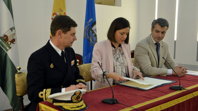 Firma del protocolo del Observatorio entre la alcaldesa y el contralmirante González-Aller.