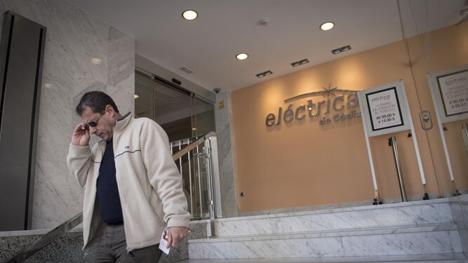 Una persona sale de la sede de Electrica de Cádiz..