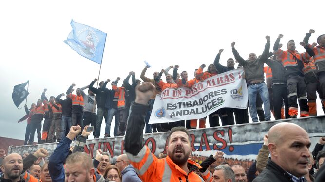 Los estibadores, durante una protesta en Algeciras.