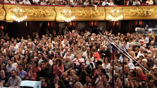 El público del Teatro del Liceo presenciando las actuaciones de las agrupaciones gaditanas el pasado domingo.