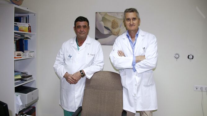 Los doctores Javier Vico de Miguel y Javier Pantoja Rosso, ayer en el hospital Santa María del Puerto.