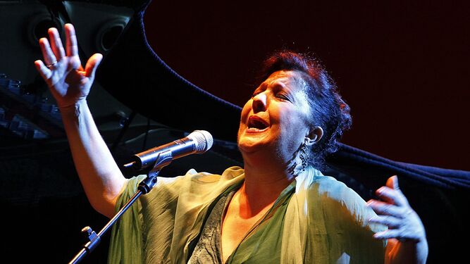 Carmen Linares, durante la presentación en Sevilla de 'Oasis abierto'.