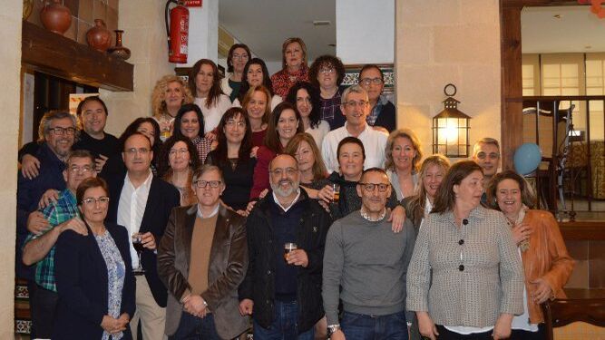 El grupo de antiguos alumnos de Magisterio, perteneciente a la promoción 1985-88, durante el encuentro celebrado en el restauranta La Góndola, en Cádiz.