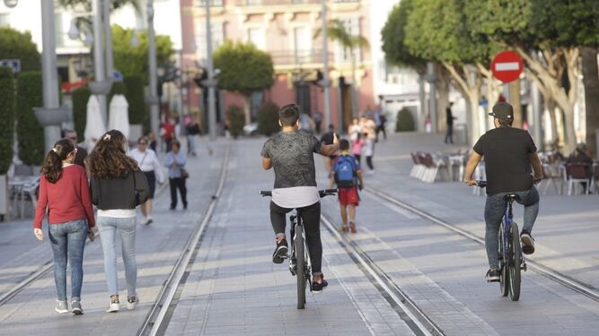 Ciclistas y peatones por la plataforma tranviaria de la calle Real, algo que prohíbe expresamente el proyecto de ordenanza municipal.