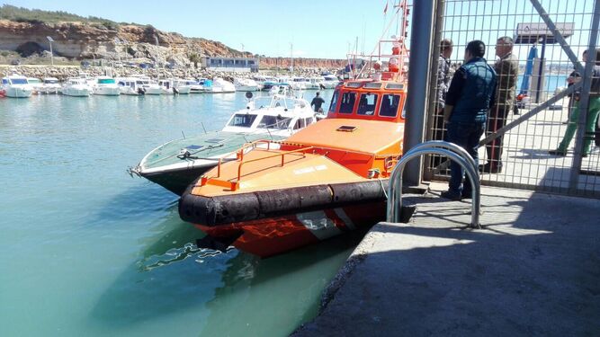 La Guardia Civil se hizo cargo del cadáver, que fue llevado al puerto de Conil por la embarcación 'Salvamar Gadir'.