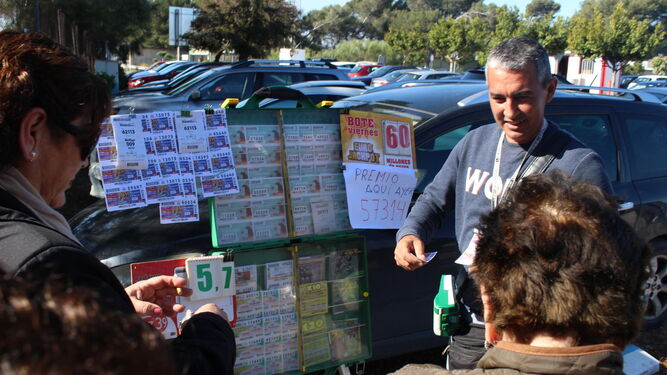 Miguel Rivero en su punto de venta de cupones, en el aparcamiento del Hospital Clínico.