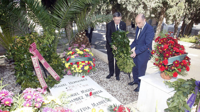 Ximo Puig y el alcalde alicantino, Gabriel Echévarri, ante la tumba del poeta.