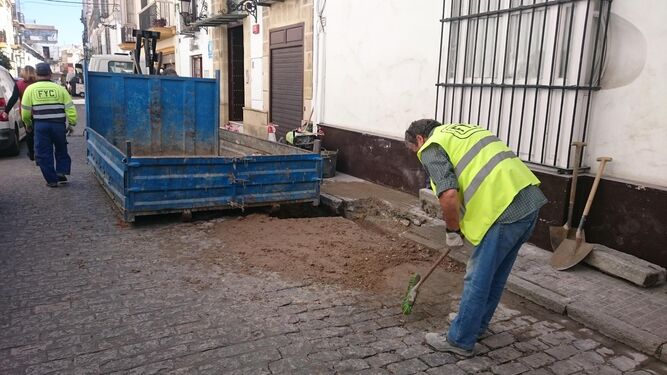 Una imagen de los trabajos de reparación de la tubería, ayer en la calle San Bartolomé.