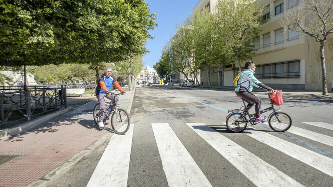 Dos ciclistas atraviesan un paso de peatones de la plaza de España en las últimas jornadas de peatonalización.