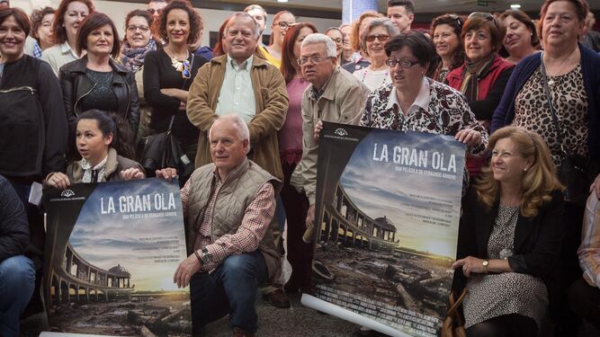 Alumnos del centro de adultos y acompañantes con los carteles del documental 'La Gran Ola'.
