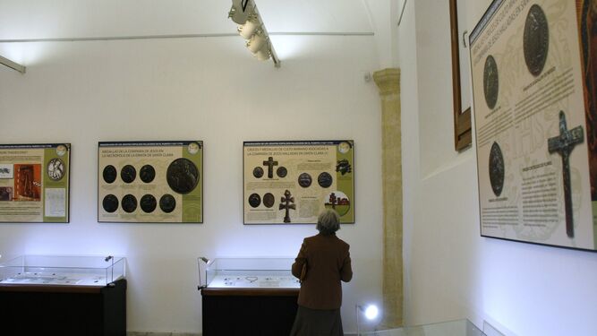 Una imagen de la inauguración de la exposición de objetos religiosos de los jesuitas expulsos fallecidos en la ciudad.