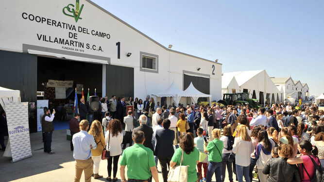 Una amplia representación institucional y numeroso público acudieron ayer a la apertura de Exposierra, en la cooperativa de Villamartín.