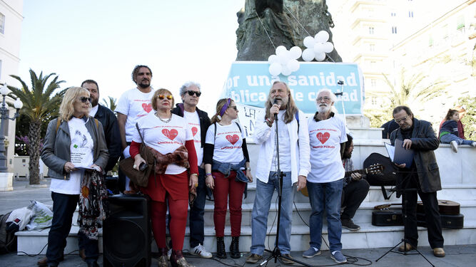 Antonio Vergara, con el micrófono, junto a otros miembros de la Marea Blanca Gaditana en la concentración de ayer.
