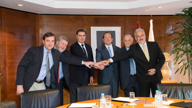 García Vilasánchez (a la derecha), el día de la firma del contrato de los petroleros, con el ya ex presidente de Navantia (en el centro), José Manuel Revuelta.