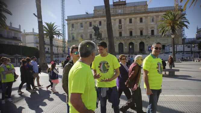 Familias completas con camisetas del Campeonato de Minibasket, ayer, por la plaza del Rey.