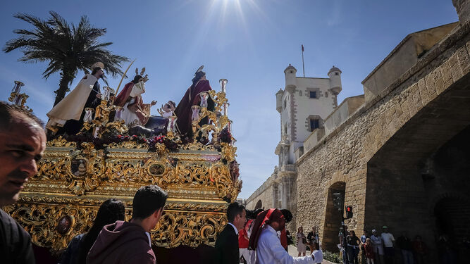 El paso de Jesús de La Paz se dispone a entrar en el casco histórico a través de las Puertas de Tierra.
