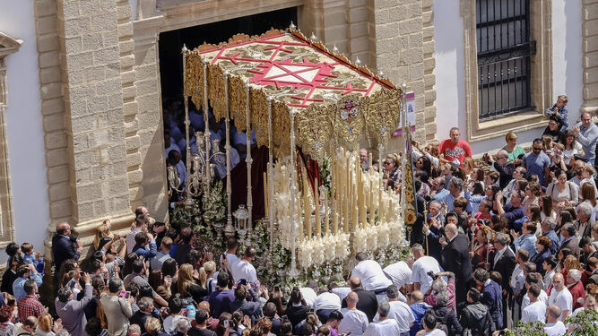 Salida del palio de la Virgen del Amparo desde San José.