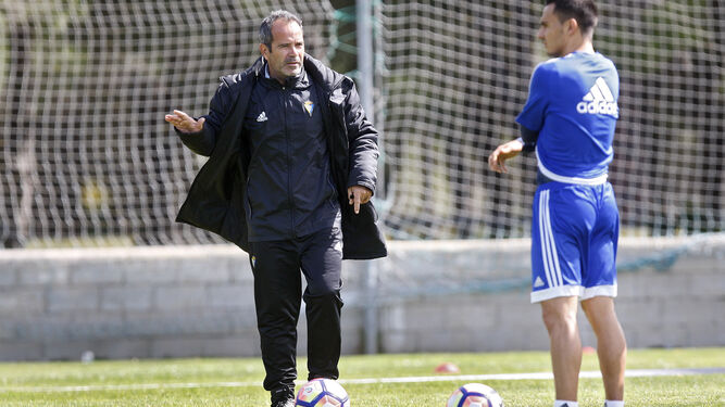 Cervera conversa con Álvaro García durante un entrenamiento en la Ciudad Deportiva.