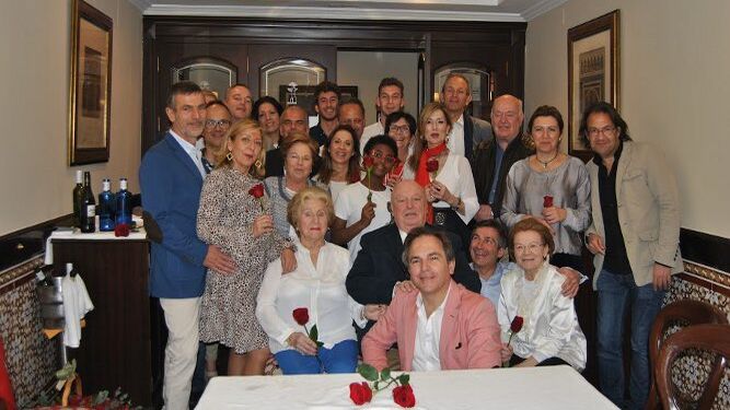 La homenajeada Loli Cantero González, con su marido Javier Téllez, sus cuatro hijos e invitados, durante el almuerzo, celebrado en el restaurante El Faro, con motivo de sus noventa cumpleaños.