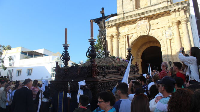 La imagen del paso con el Cristo de la Buena Muerte de Conil en su salida desde la parroquia de Santa Catalina.