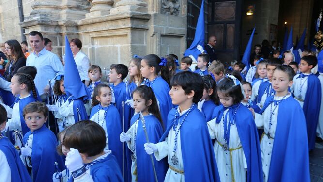 Muchos niños y niñas participancada año en la procesión de la Oración en el Huerto.