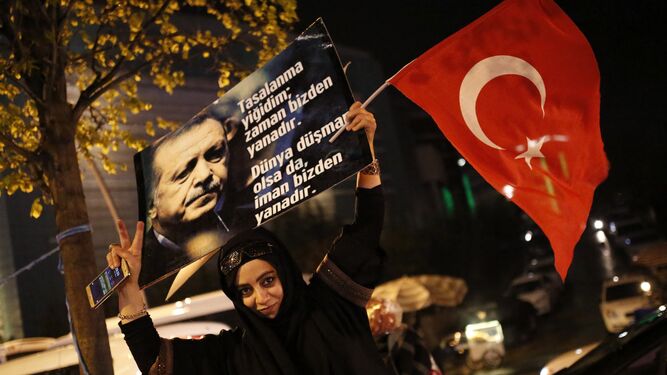Una simpatizante de Erdogan celebra la victoria del "sí" en el referéndum .