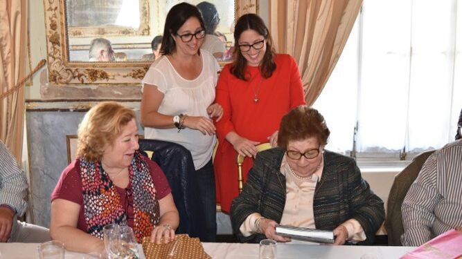 Durante la entrega de regalos, Conchita Guilloto, Tere Calandria y sus nietas María y Conchita Fernández Repeto.