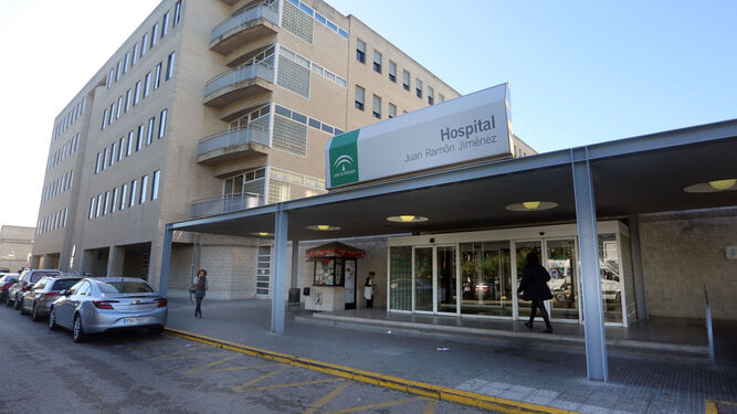 Entrada del hospital Juan Ramón Jiménez.