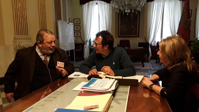 Kiko Zamora junto al alcalde, José María González, y Adela del Moral durante la reunión de ayer.