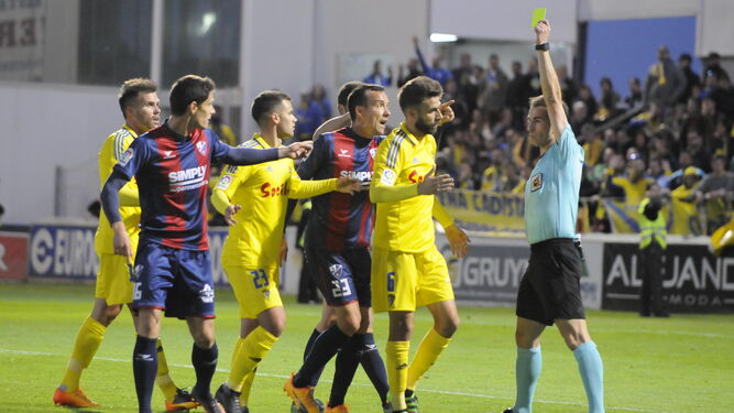 El colegiado Pérez Pilas muestra una amarilla a José Mari en el partido frente al Huesca.