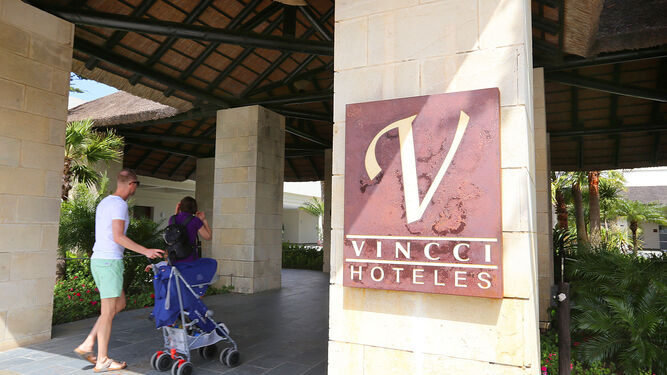Clientes llegando al Hotel Vincci, de Novo Sancti Petri.